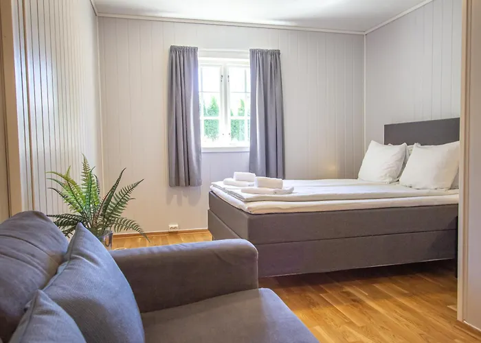 Ullensvang Gjesteheim אכסניה *